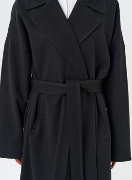 Женское пальто черного цвета с функциональными кнопками