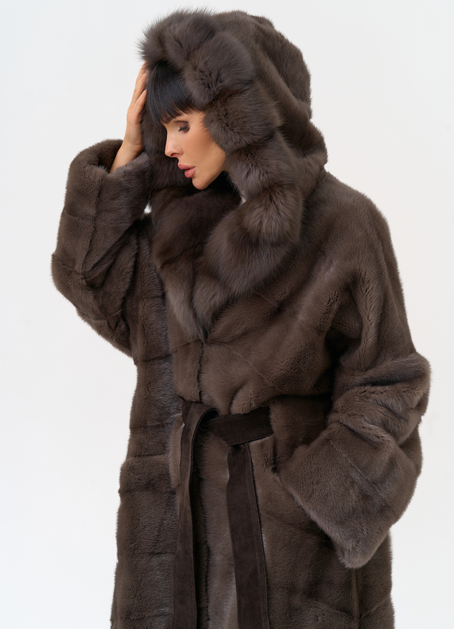 Длинная шуба из меха норки с капюшоном из меха куницы модель № 28667 универмаг малина