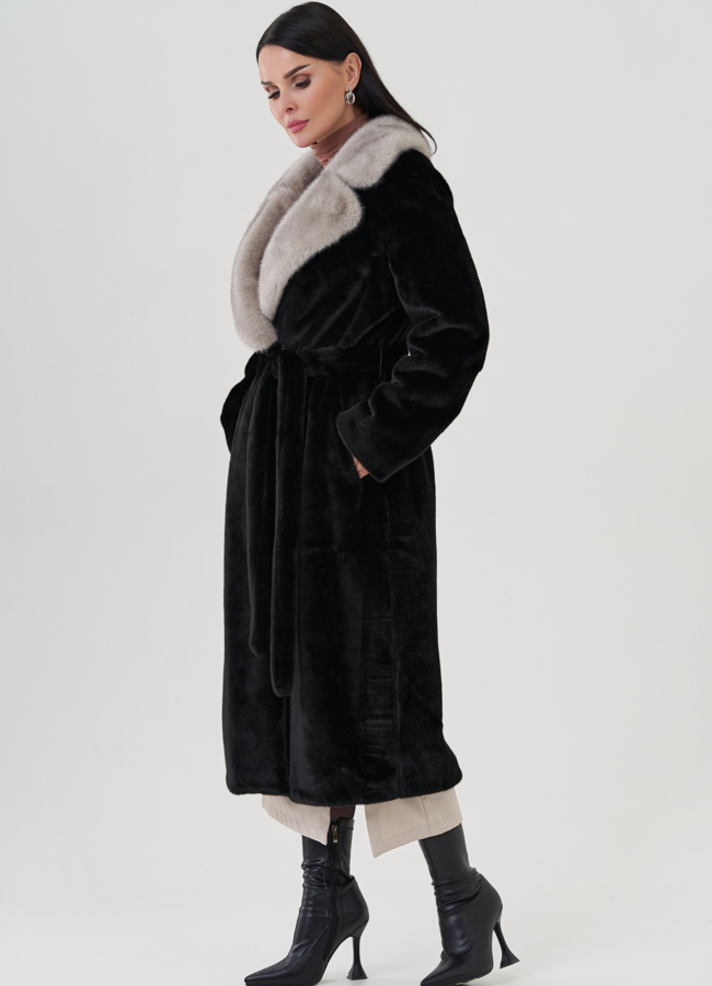 Пальто черного цвета из эко меха модель № 24913 в рассрочку