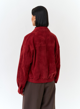Женская куртка из натуральной замши красного цвета