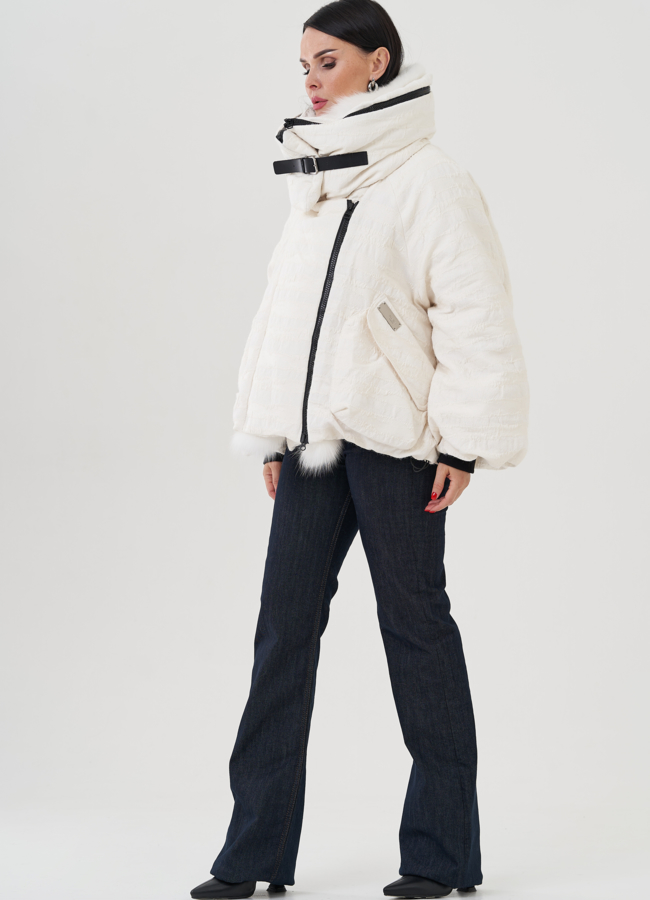 Женская куртка белого цвета модель № 24934 меха малина