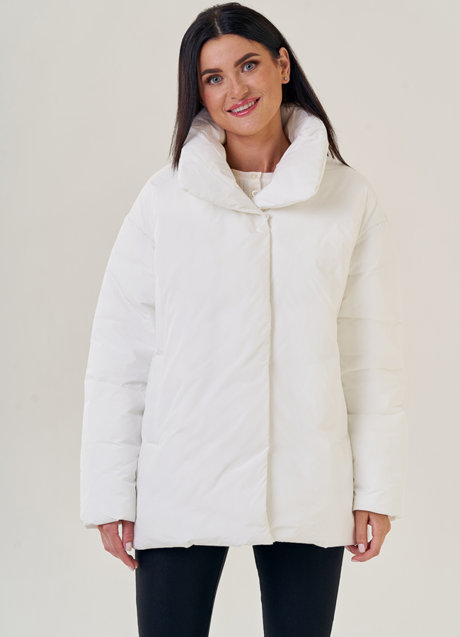 Женский пуховик белого цвета  модель № 23208 меха малина