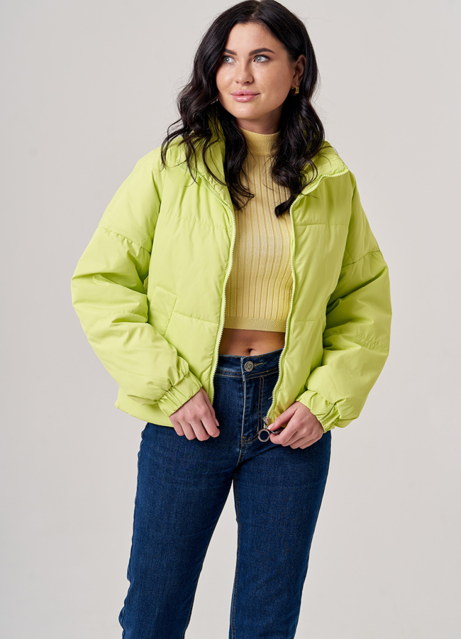 Укороченная женская куртка зеленого цвета модель № 8211 в рассрочку