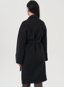 Женское пальто с английским воротником черного цвета 