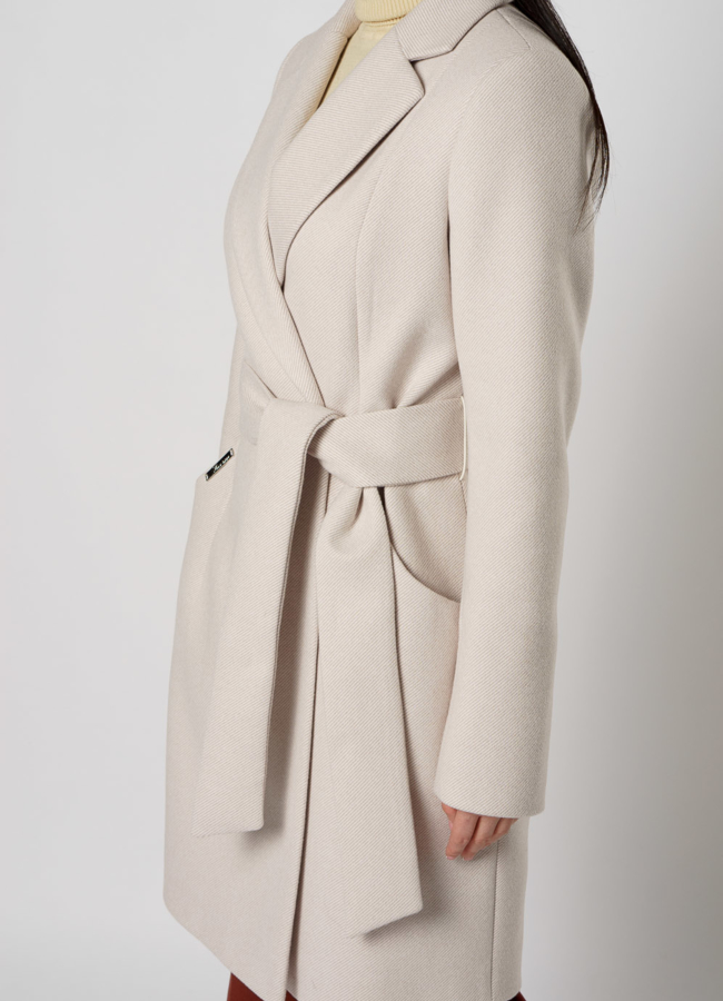 Пальто бежевого цвета с поясом модель № 20764 универмаг малина