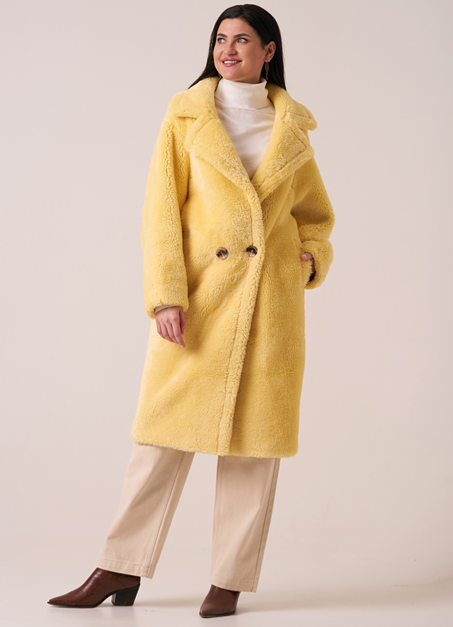 фото Пальто из эко меха желтого цвета с английским воротником  модель № 8257