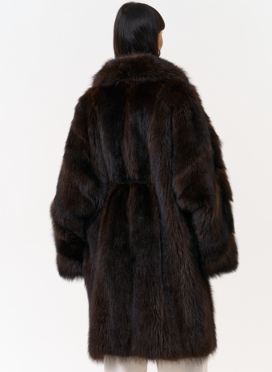 Шуба из меха енота с английским воротником Шуба из меха енота с английским воротником