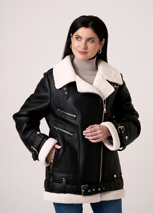 Эко дубленка черного цвета удлиненная на молнии модель № W5 меха малина