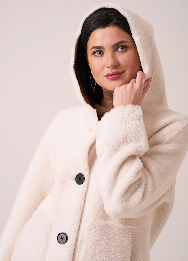 Белое пальто из эко меха на пуговицах с капюшоном модель № 9801 универмаг малина