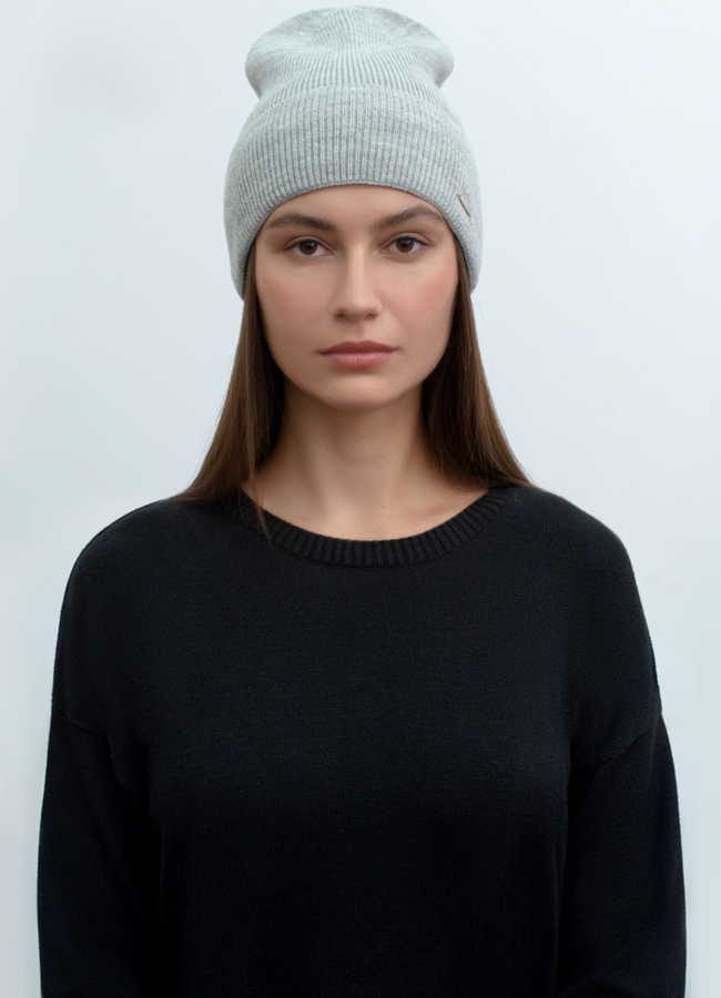Демисезонная шапка бини в сером цвете модель № 12304 меха малина