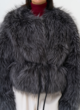 Короткая куртка из эко меха с декоративным поясом Короткая куртка из эко меха с декоративным поясом