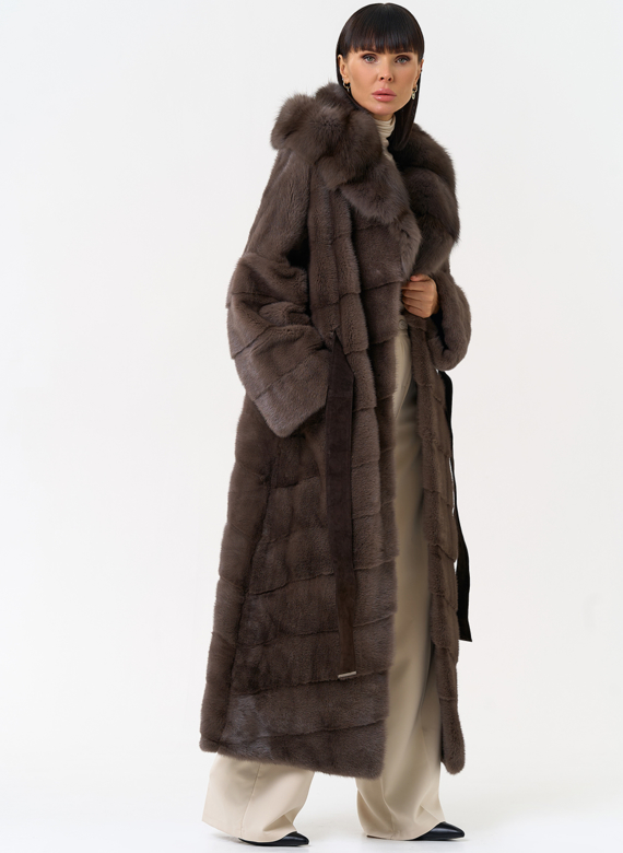 Длинная шуба из меха норки с капюшоном из меха куницы