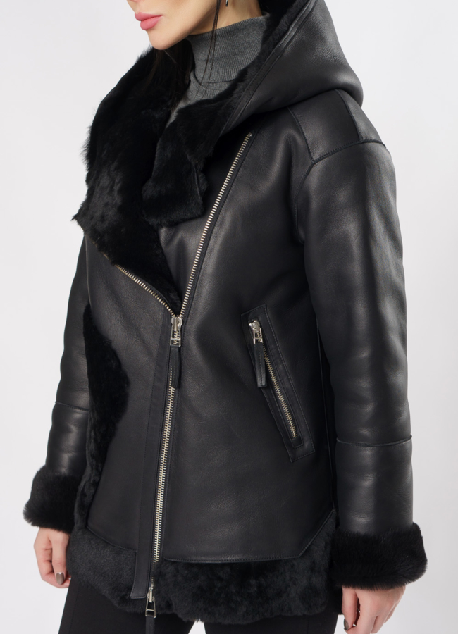 Укороченная дубленка с капюшоном черного цвета модель № 3633 универмаг малина