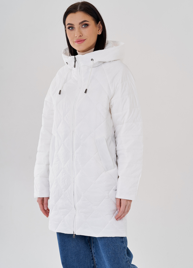 Женское полупальто с капюшоном белого цвета  модель № 24335 меха малина