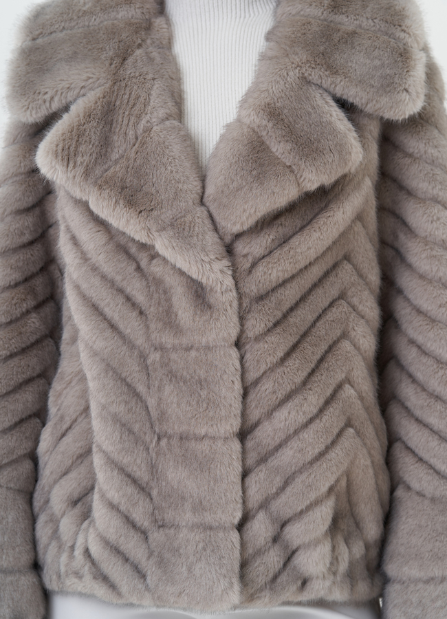 Укороченная куртка из эко меха модель № 26673 в рассрочку