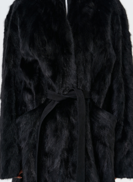 Женская шуба из меха норки в черном цвете
