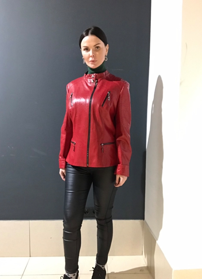 Куртка женская из эко кожи на молнии модель № 8986 меха малина