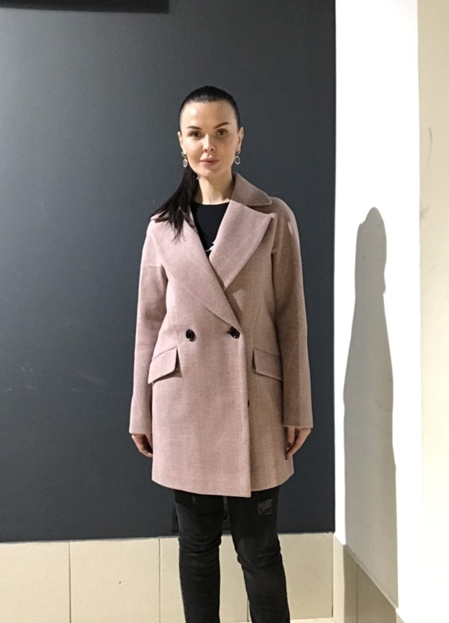 Пальто женское в цвете пудра модель № 5565/1 меха малина
