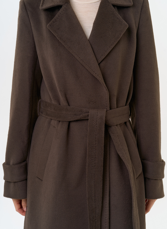 Женское пальто с английским воротником