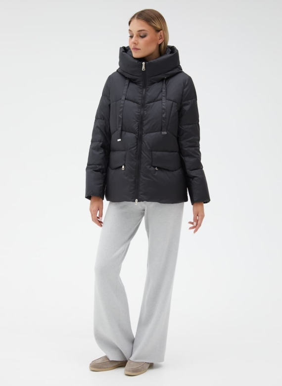 Женский пуховик черного цвета с капюшоном