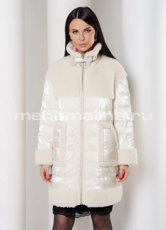 Белый пуховик с накладными карманами на молнии модель № 2310 меха малина