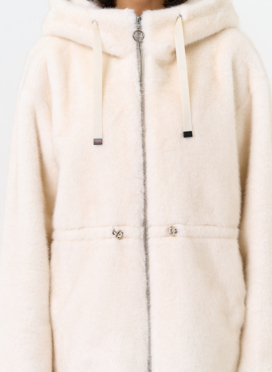 Женская светлая куртка из эко меха с капюшоном