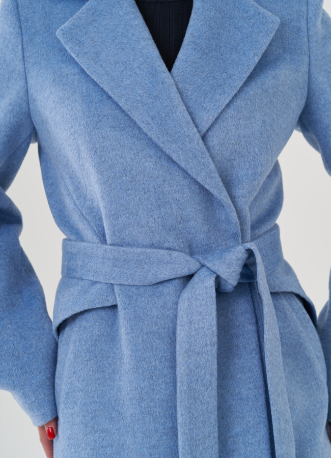 Пальто голубого цвета с английским воротником модель № 24710 универмаг малина