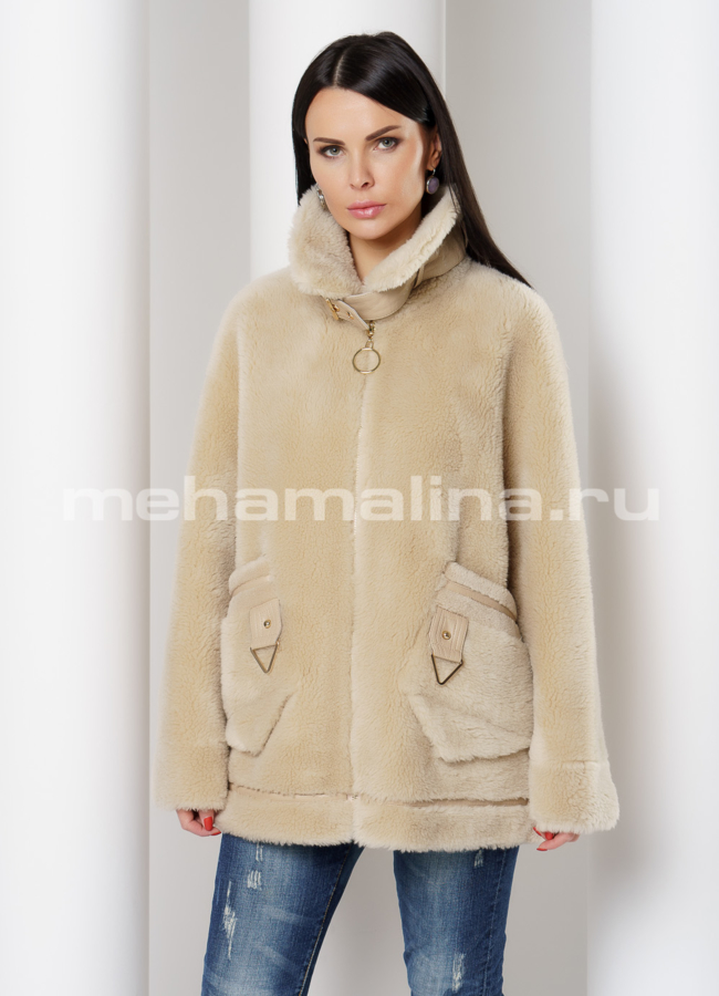 Укороченная шуба бежевого цвета с накладными карманами модель № 89191 в рассрочку