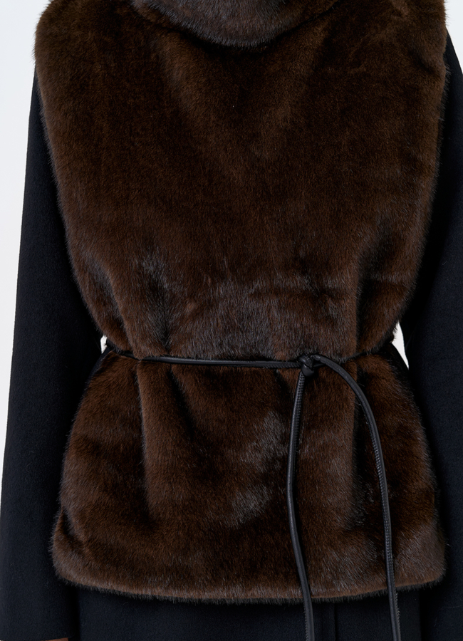 Женская манишка из эко меха в коричневом цвете модель № 31270 универмаг малина