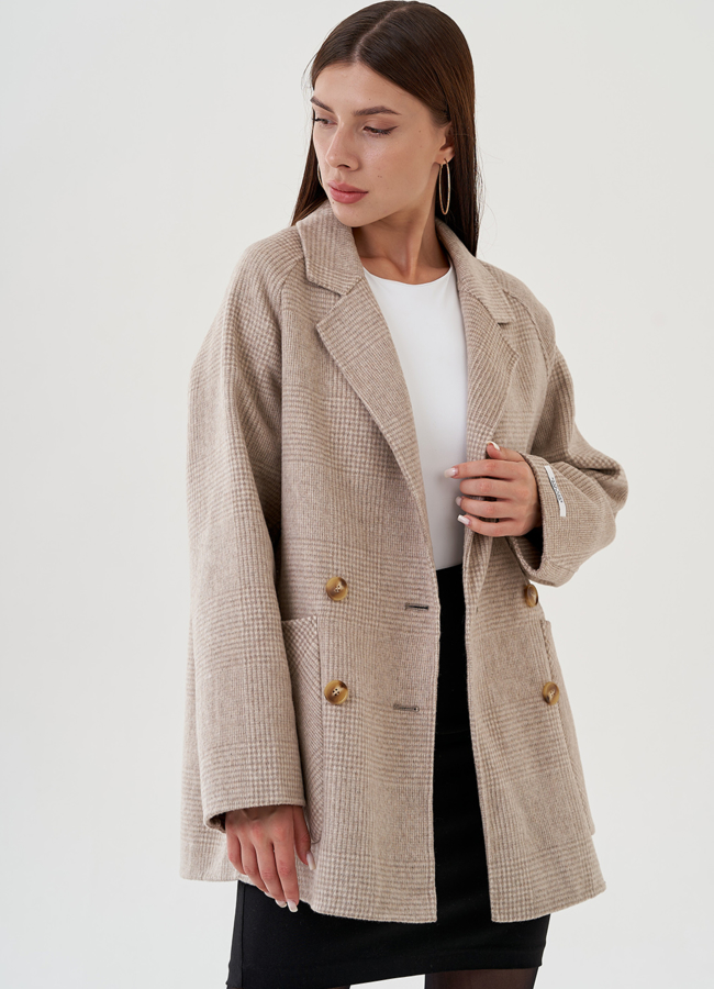 Светлое укороченное пальто с английским воротником модель № 81430 универмаг малина