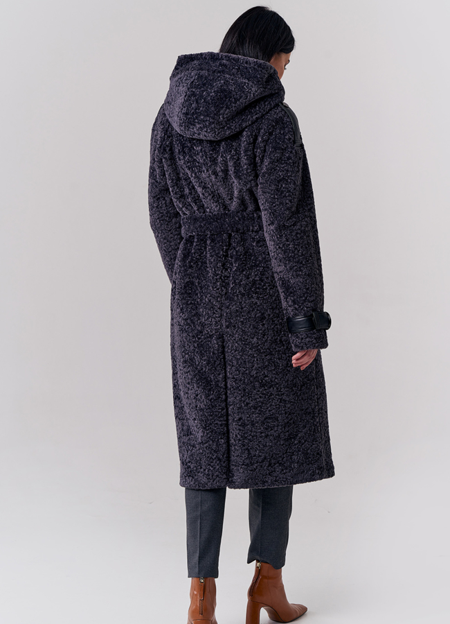 фото Удлиненное пальто из эко меха с капюшном серого цвета модель № 21779