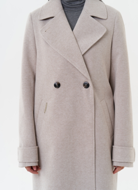 Пальто бежевого цвета с английским воротником