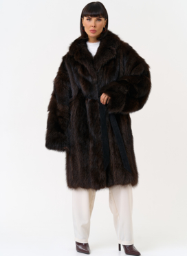 Шуба из меха енота с английским воротником Шуба из меха енота с английским воротником