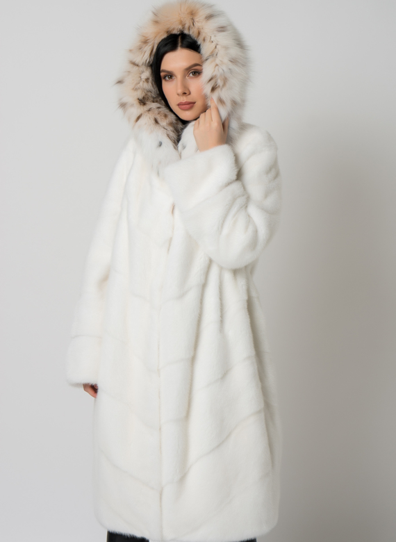 Белая шуба из норки с рысью
