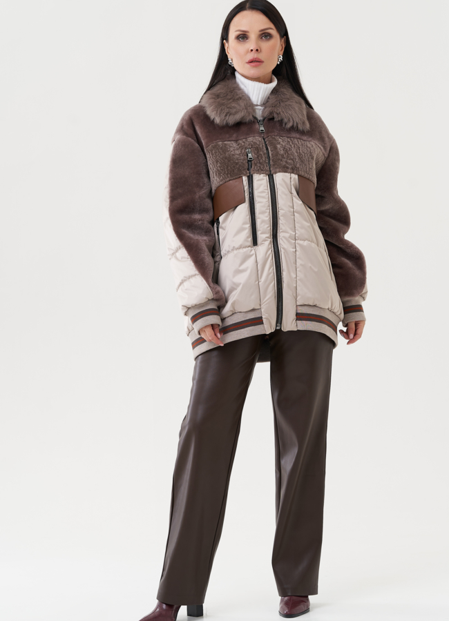 Женский пуховик бежевого цвета модель № 25291 меха малина