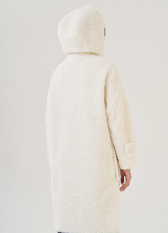 Женское полупальто белого цвета с капюшоном  модель № 23242 универмаг малина