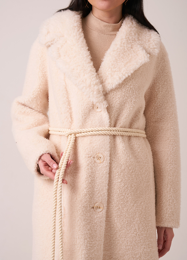 Светлая  шуба из овечьей шерсти на пуговицах с поясом модель № 18414 в рассрочку