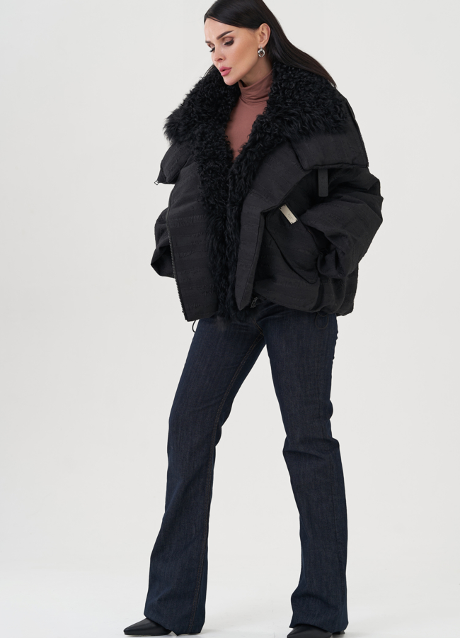 фото Куртка черного цвета с отделкой из овчины модель № 24933