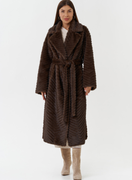 Пальто из эко меха с английским воротником