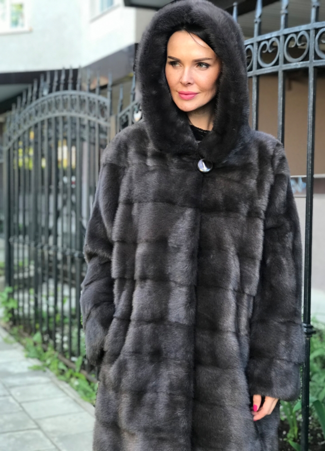 Укороченная норковая шуба с капюшоном в цвете графит модель № 94515M в рассрочку