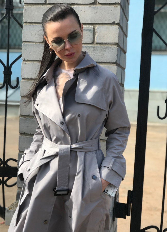 Плащ женский серого цвета модель № 819 меха малина