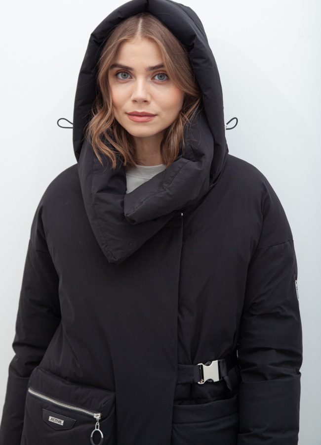 Пуховик женский черного цвета модель № 21077 в кредит