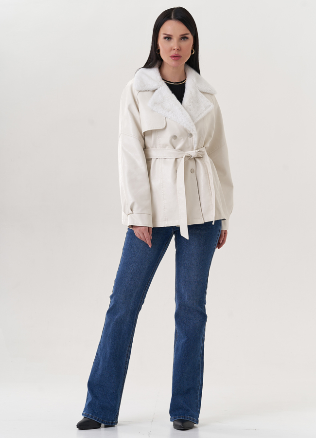 Жакет белого цвета с эко мехом модель № 26847 меха малина