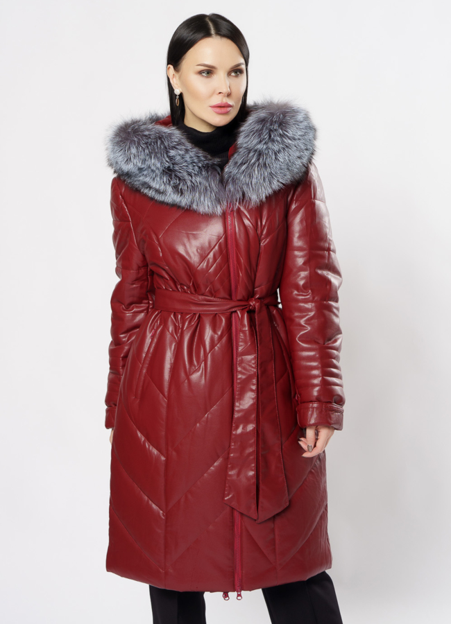 Пуховик из эко кожи красного цвета с поясом модель № 18259 меха малина