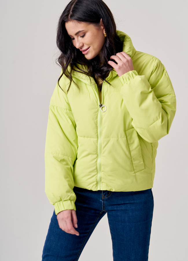 Укороченная женская куртка зеленого цвета модель № 8211 универмаг малина