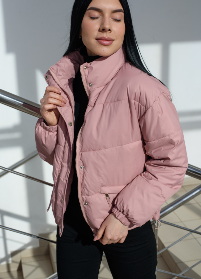 Женская куртка розового цвета  модель № 22567 меха малина