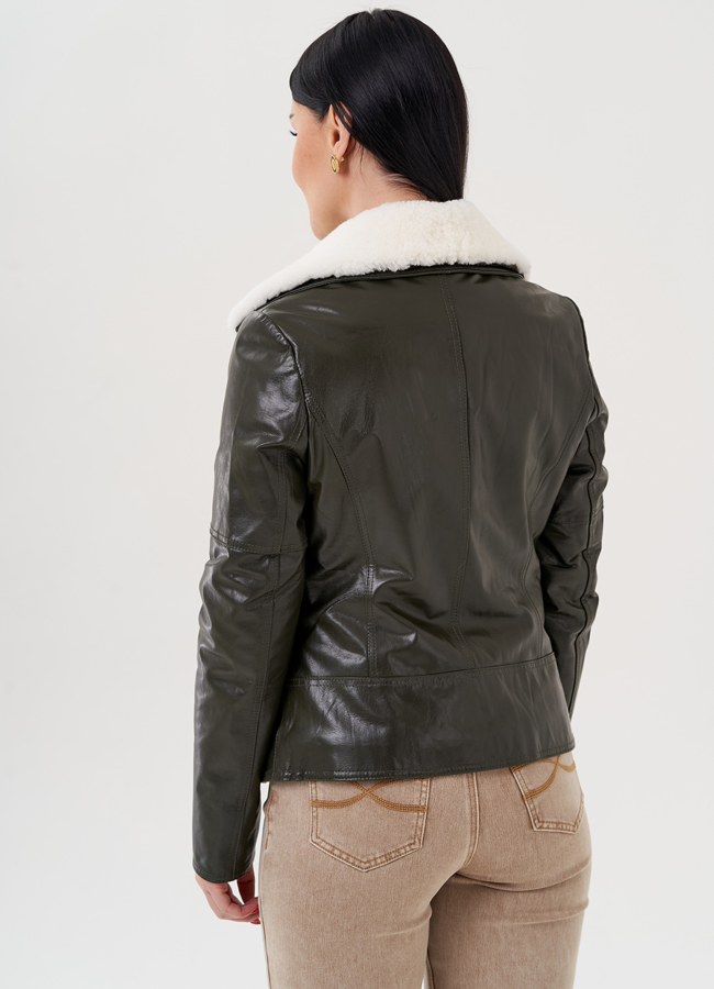 Зеленая куртка из кожи с мехом белого цвета модель № 24256 в кредит