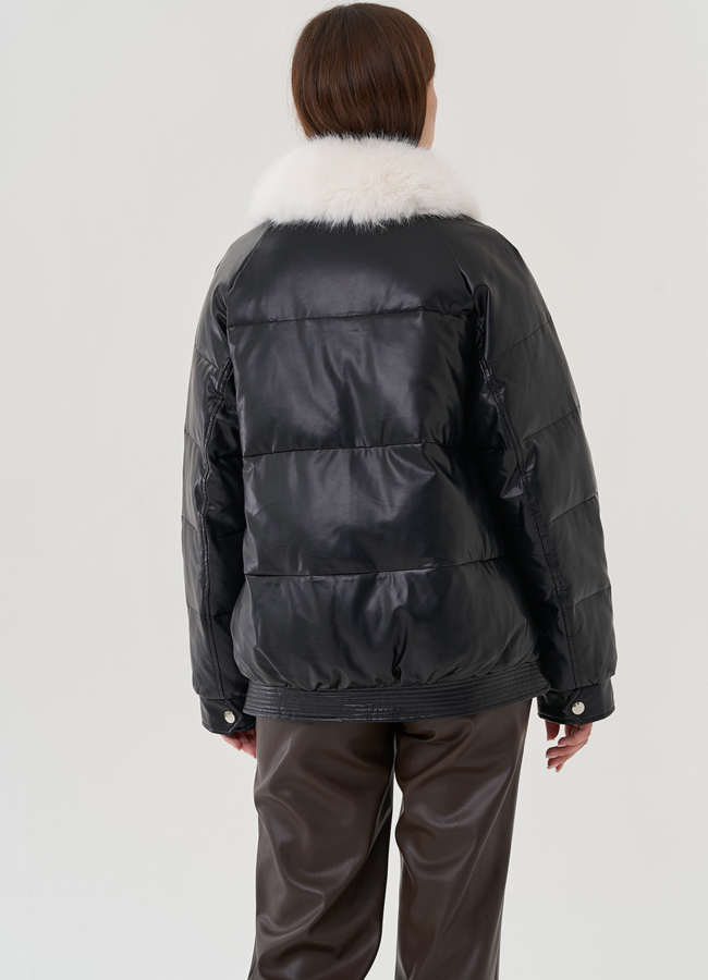 Куртка черного цвета с воротником из эко меха модель № 24867 универмаг малина