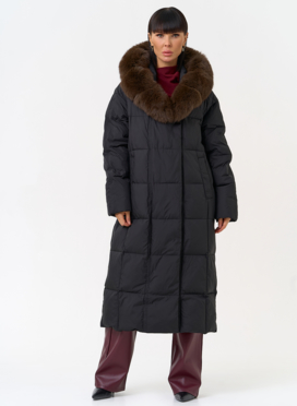 Женский пуховик черного цвета с капюшоном из меха песца
