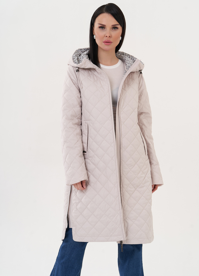 Стеганый пуховик с капюшоном бежевого цвета модель № 24427 в рассрочку